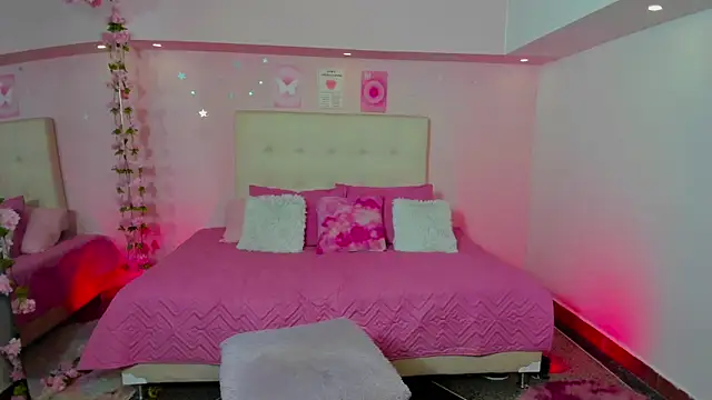 Snapshot of ScarlettDreamss7 chatting on 10.18.25 ScarlettDreamss7 online show from 10.18.25