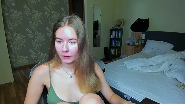 Snapshot of EmilyPaw chatting on 10.04.25 EmilyPaw online show from 10.04.25