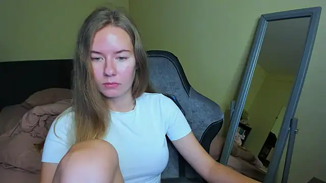 Snapshot of EmilyPaw chatting on 10.18.25 EmilyPaw online show from 10.18.25