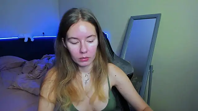 Snapshot of EmilyPaw chatting on 11.18.25 EmilyPaw online show from 11.18.25