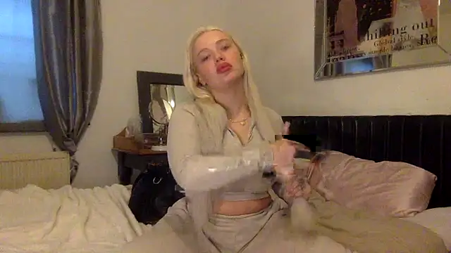 Snapshot of blissdimicco chatting on 01.27.25 blissdimicco online show from 01.27.25