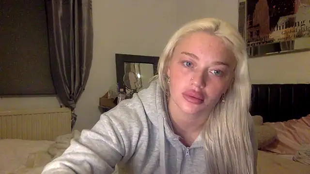 Snapshot of blissdimicco chatting on 01.28.25 blissdimicco online show from 01.28.25