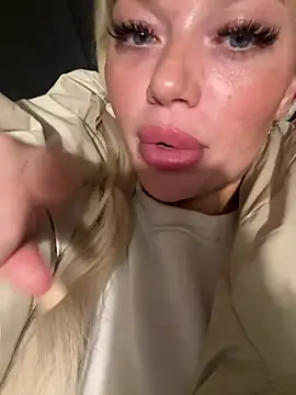 Snapshot of blissdimicco chatting on 02.15.25 blissdimicco online show from 02.15.25