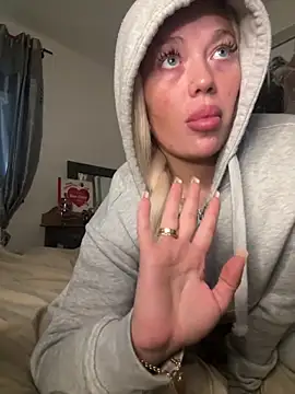 Snapshot of blissdimicco chatting on 02.23.25 blissdimicco online show from 02.23.25