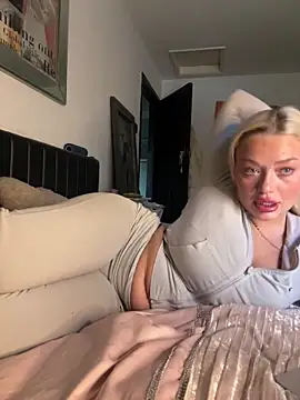 Snapshot of blissdimicco chatting on 02.27.25 blissdimicco online show from 02.27.25