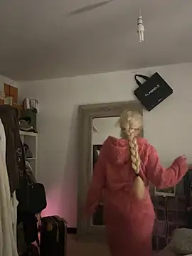 Snapshot of blissdimicco chatting on 02.27.25 blissdimicco online show from 02.27.25