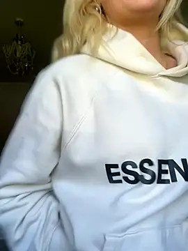 Snapshot of blissdimicco chatting on 09.23.25 blissdimicco online show from 09.23.25