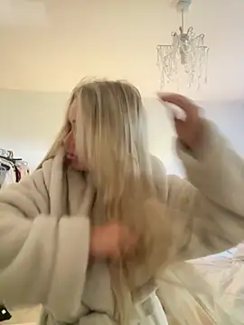 Snapshot of blissdimicco chatting on 09.24.25 blissdimicco online show from 09.24.25