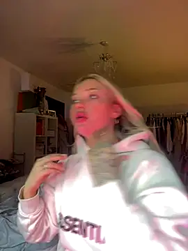 Snapshot of blissdimicco chatting on 10.02.25 blissdimicco online show from 10.02.25