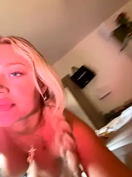 Snapshot of blissdimicco chatting on 10.03.25 blissdimicco online show from 10.03.25