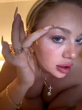 Snapshot of blissdimicco chatting on 10.06.25 blissdimicco online show from 10.06.25