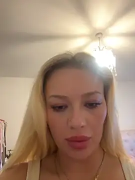 Snapshot of blissdimicco chatting on 10.12.25 blissdimicco online show from 10.12.25