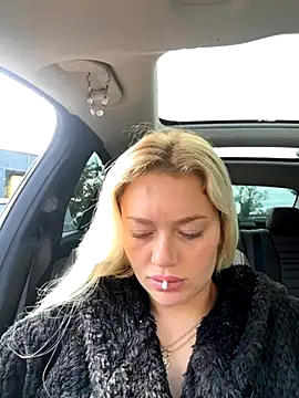 Snapshot of blissdimicco chatting on 10.21.25 blissdimicco online show from 10.21.25