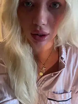 Snapshot of blissdimicco chatting on 10.22.25 blissdimicco online show from 10.22.25