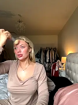 Snapshot of blissdimicco chatting on 10.31.25 blissdimicco online show from 10.31.25