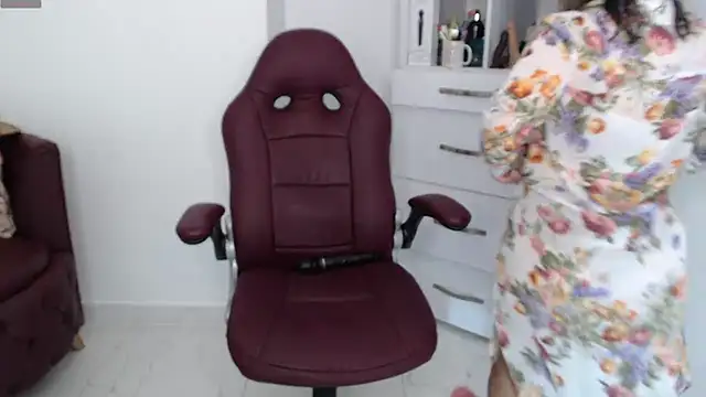 Snapshot of Frida_1982 chatting on 02.25.25 Frida 1982 online show from 02.25.25