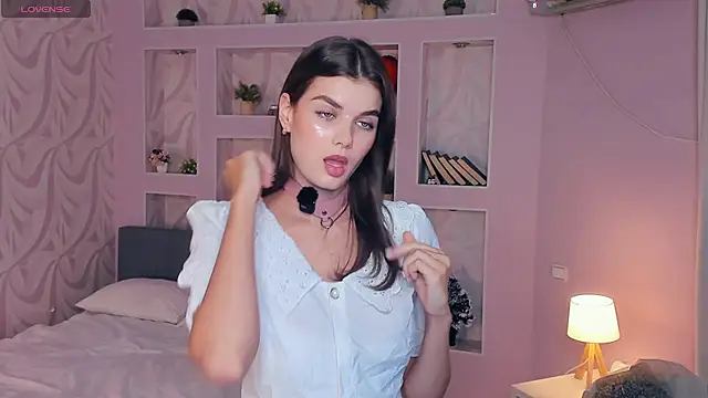 Snapshot of FloraDobb chatting on 09.26.25 FloraDobb online show from 09.26.25