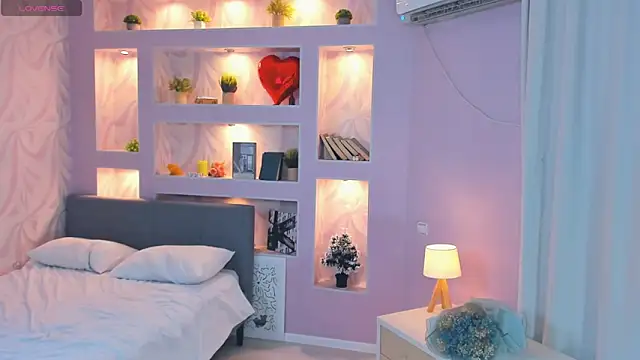 Snapshot of FloraDobb chatting on 11.05.25 FloraDobb online show from 11.05.25