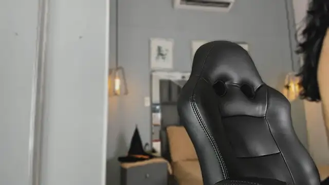 Raven jade  online show from 11.01.25