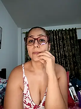 Snapshot of PaulinaCOL chatting on 10.15.25 PaulinaCOL online show from 10.15.25