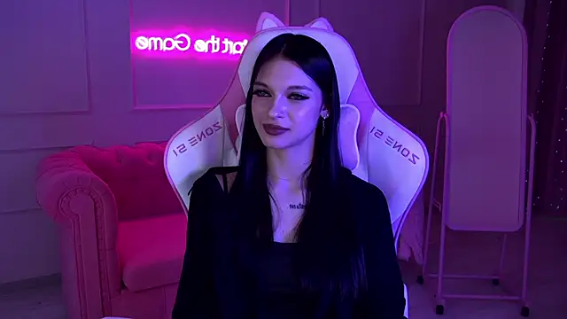 Snapshot of BeverlyMost chatting on 02.20.25 BeverlyMost online show from 02.20.25