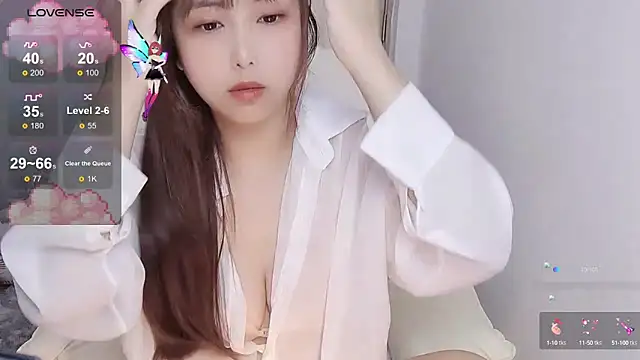 Snapshot of tunestar chatting on 10.08.25 tunestar online show from 10.08.25