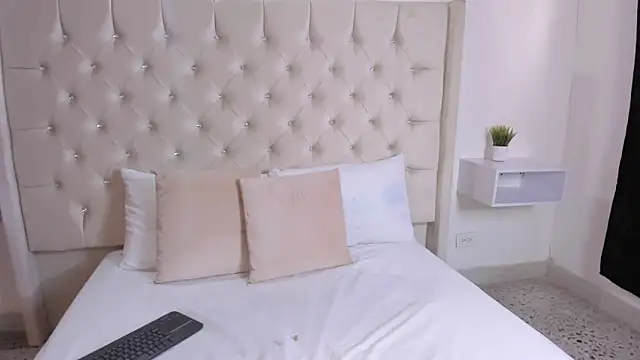 bella bloomg online show from 03.18.25