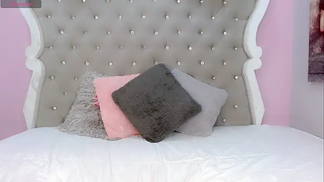 Snapshot of CamiiGarcia chatting on 03.11.25 CamiiGarcia online show from 03.11.25