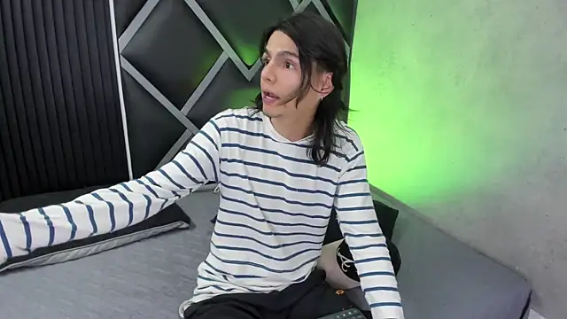 Snapshot of Martshall09 chatting on 10.28.25 Martshall09 online show from 10.28.25