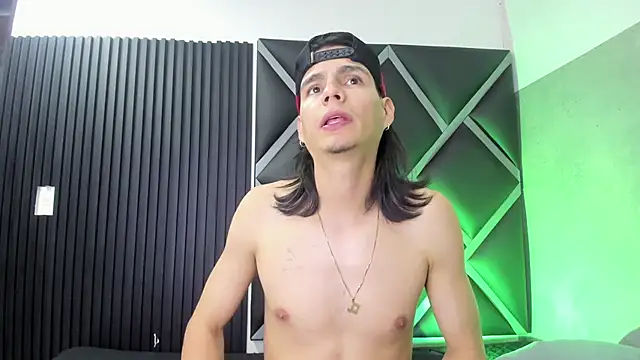 Snapshot of Martshall09 chatting on 10.29.25 Martshall09 online show from 10.29.25