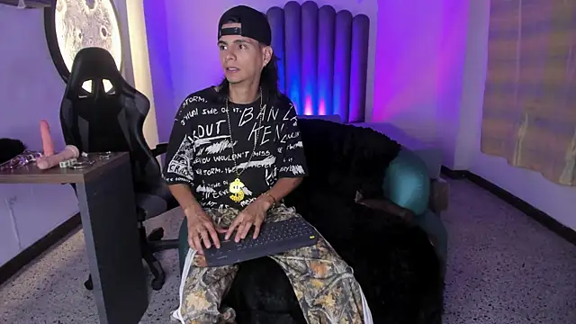 Snapshot of Martshall09 chatting on 11.06.25 Martshall09 online show from 11.06.25