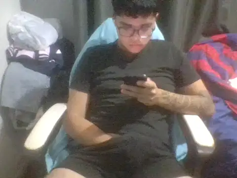 Snapshot of luciano18_ chatting on 01.22.25 luciano18 online show from 01.22.25