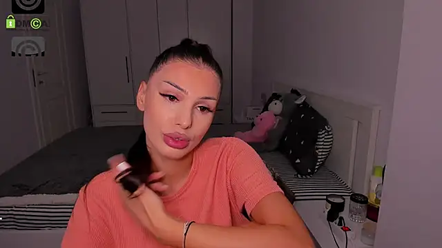 Snapshot of HelenShawn chatting on 10.06.25 HelenShawn online show from 10.06.25