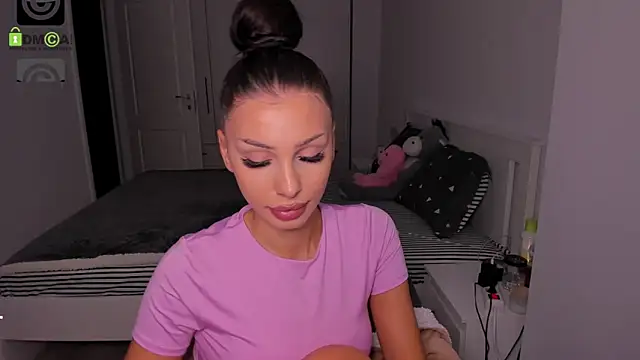 Snapshot of HelenShawn chatting on 10.07.25 HelenShawn online show from 10.07.25