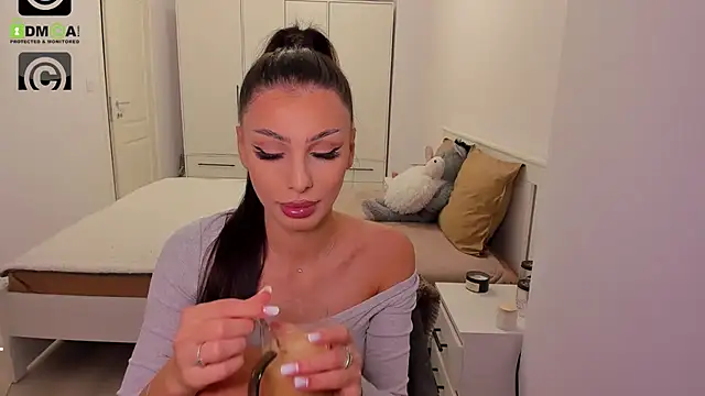 Snapshot of HelenShawn chatting on 10.14.25 HelenShawn online show from 10.14.25