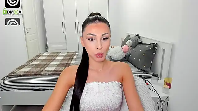 Snapshot of HelenShawn chatting on 11.06.25 HelenShawn online show from 11.06.25