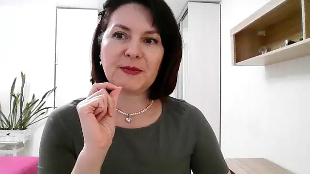 Snapshot of Victoria_Glam chatting on 10.31.25 Victoria Glam online show from 10.31.25