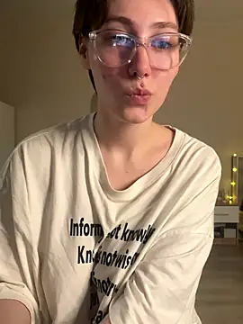 Snapshot of Molli_Luv chatting on 10.17.25 Molli Luv online show from 10.17.25