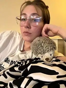 Snapshot of Molli_Luv chatting on 10.19.25 Molli Luv online show from 10.19.25