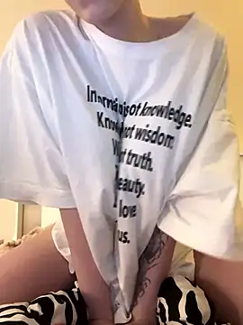 Snapshot of Molli_Luv chatting on 10.21.25 Molli Luv online show from 10.21.25