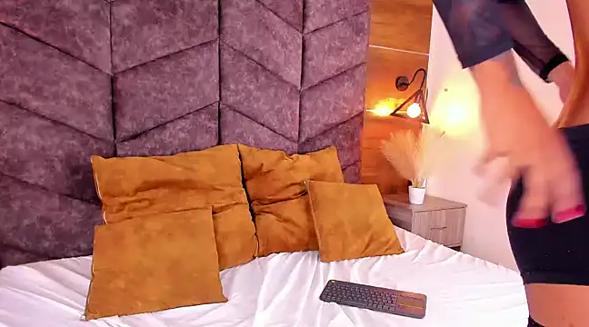 LauraaGomezz   online show from 01.31.25