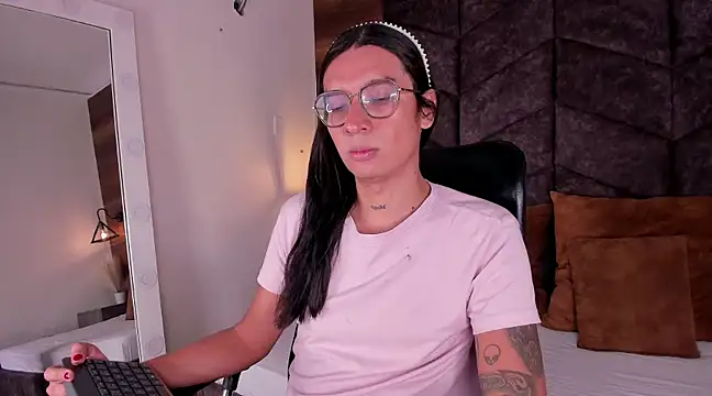 LauraaGomezz   online show from 02.09.25