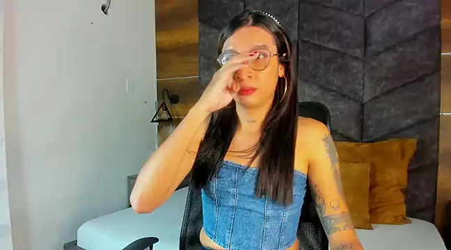 LauraaGomezz   online show from 02.19.25
