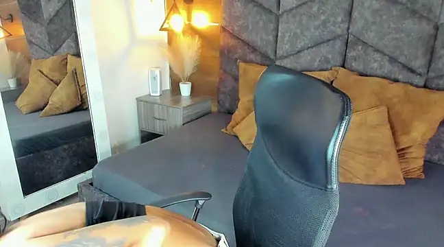 LauraaGomezz   online show from 02.20.25