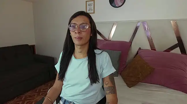 LauraaGomezz   online show from 02.25.25