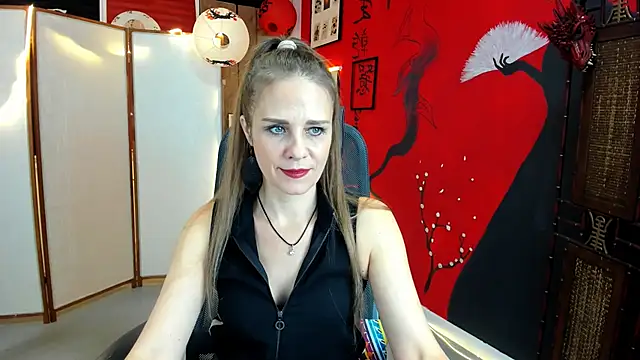 Snapshot of EmiliaBedy chatting on 10.16.25 EmiliaBedy online show from 10.16.25