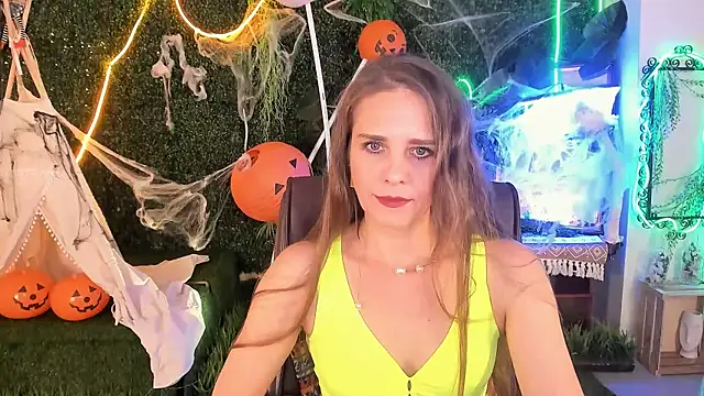 Snapshot of EmiliaBedy chatting on 10.23.25 EmiliaBedy online show from 10.23.25