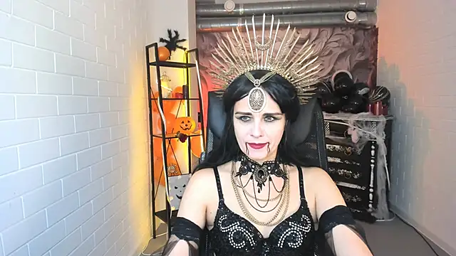 Snapshot of EmiliaBedy chatting on 10.31.25 EmiliaBedy online show from 10.31.25