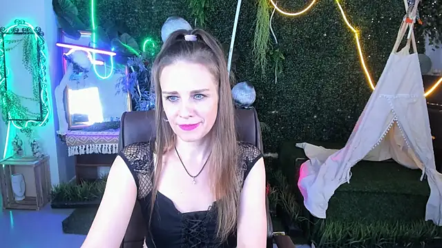 Snapshot of EmiliaBedy chatting on 11.06.25 EmiliaBedy online show from 11.06.25