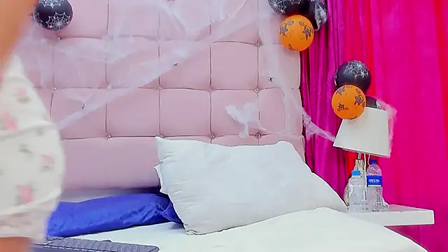 Snapshot of CanelaDevil_ chatting on 10.29.25 CanelaDevil online show from 10.29.25